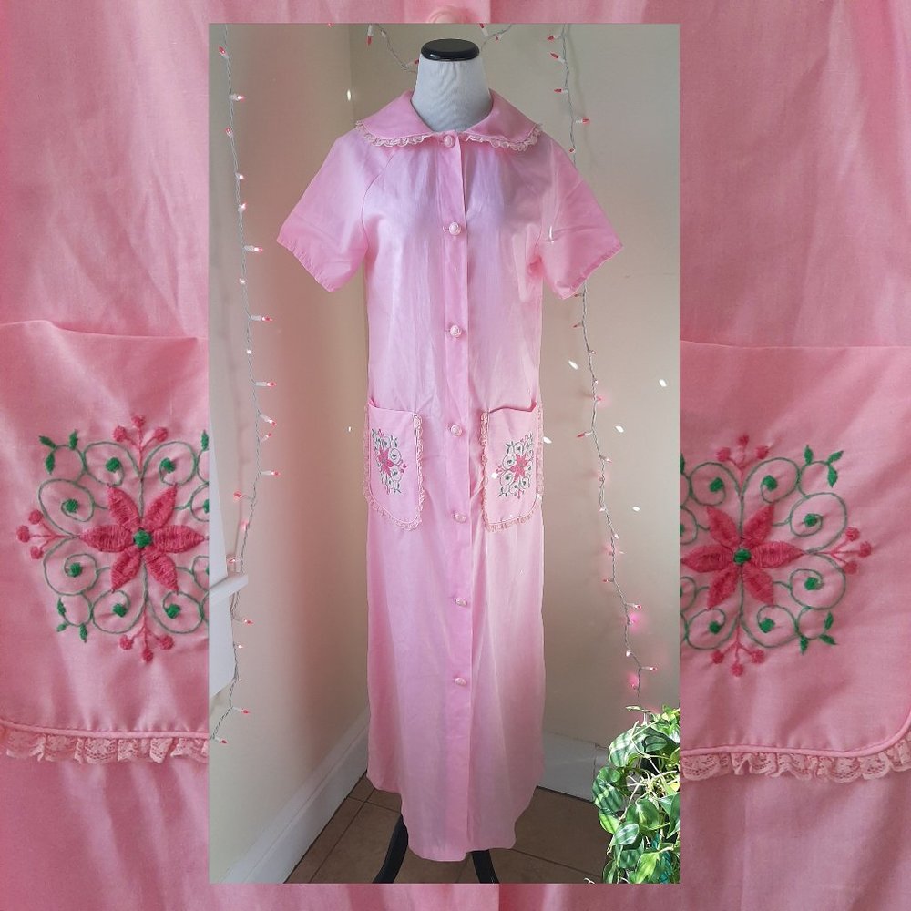 Vtg Pink Ruffle Collar Caftan Lightweight Button Robe Embroidered Kitsch Cottage
